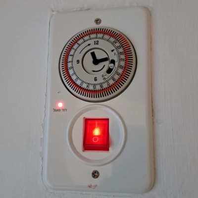 שעון טיימר עם מתג מואר באדום