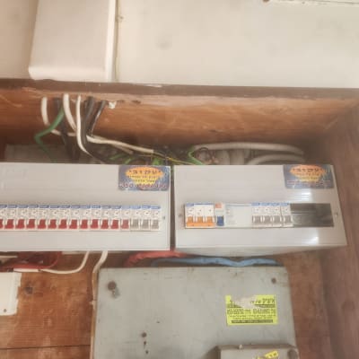לוח חשמל עם מפסקים וחוטי חשמל