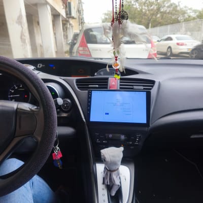 תא נהג עם מסך ומחזיק מפתחות ברכב