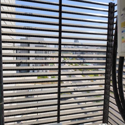 רשת למניעת כניסת יונים על מרפסת