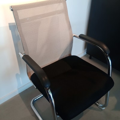 כיסא משרדי עם ריפוד שחור ומשענת בהירה