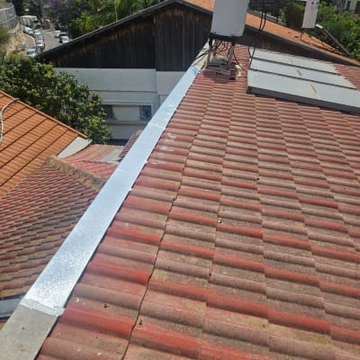 גג רעפים עם ציפוי אלומיניום ואנטנה