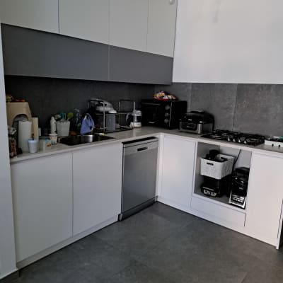 מטבח עם ארונות לבנים, מדיח כלים ותנור אפייה