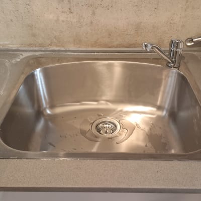 כיור נירוסטה עם ברז ומתקן ניקוז