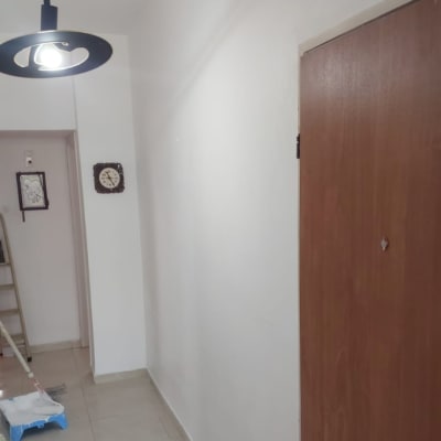 סולם, דלי צבע ומברשת במסדרון