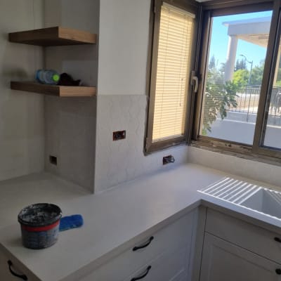 שיש עם דלי צבע ומטלית, שקע חשמלי פתוח