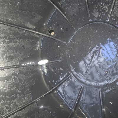 בורג מוברג בתוך דוד שמש שחור