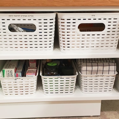 סלסלות פלסטיק לבנות בארון מטבח לאחסון מוצרים