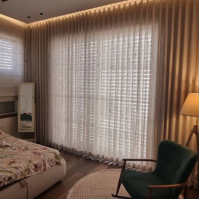 וילון ארוך בצבע בהיר על חלון גדול