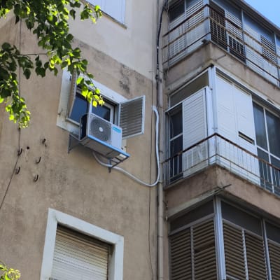 יחידת מיזוג אוויר מותקנת על קיר בניין