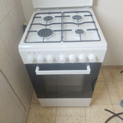 תנור גז חדש במטבח עם כיתוב תאריך