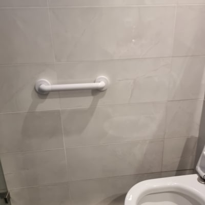 ידית אחיזה מותקנת על קיר חדר אמבטיה