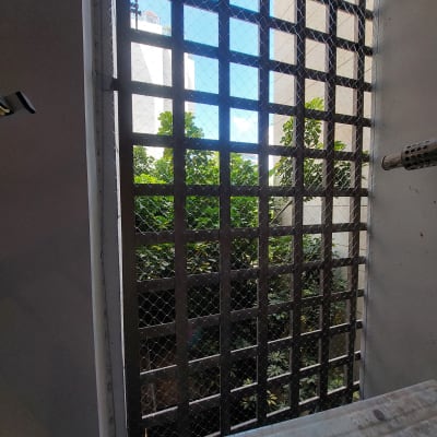 רשת יונים מותקנת על חלון למניעת כניסת יונים