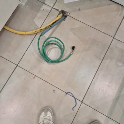 כבלים חשמליים על רצפה, עבודה בתחום החשמל