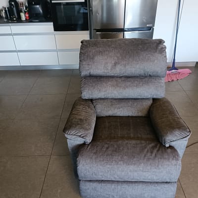 ספה אפורה במטבח עם כלי ניקוי ברקע