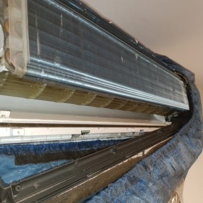 יחידת מיזוג אוויר פתוחה עם צינורות וקירור