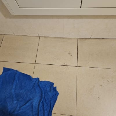 רצפה עם אריחים ומטלית כחולה