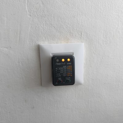בדיקת תקינות שקע חשמל והארקה באמצעות מכשיר בדיקה ייעודי