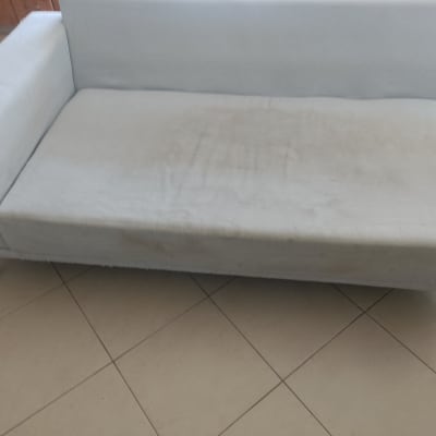 ספה עם כתמים על ריפוד בהיר