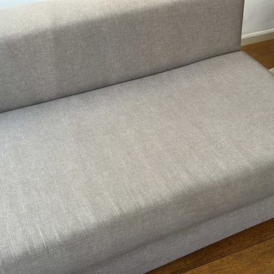 ספה אפורה נקייה על רצפת עץ