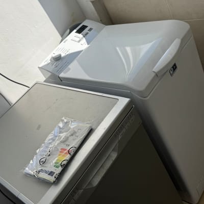 מכונת כביסה ומדיח כלים בחדר כביסה מואר.