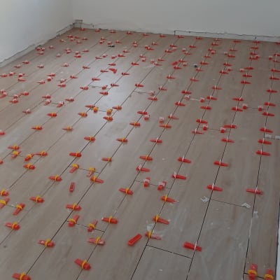 רצפת עץ עם מרווחים ומחברים אדומים וצהובים