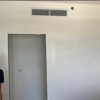 קיר גבס עם פתח לדלת ופתח אוורור