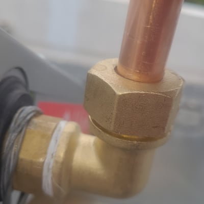 חיבור צינור נחושת לדוד שמש עם מחבר פליז