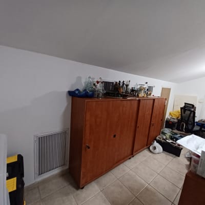 קיר גבס לבן עם פתח אוורור מלבני