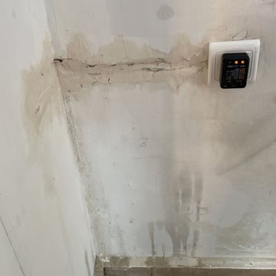 שקע חשמלי בקיר עם מכשיר בדיקה