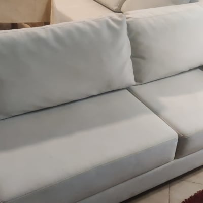 ספה בהירה עם כריות ישיבה ומשענת