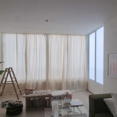 סולם עץ, מקדחה וחוטים על הרצפה