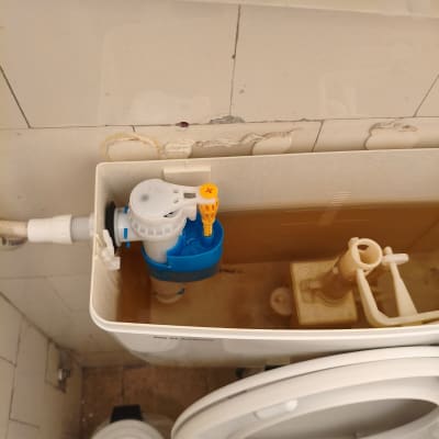 מיכל הדחה פתוח עם חלקים פנימיים נראים