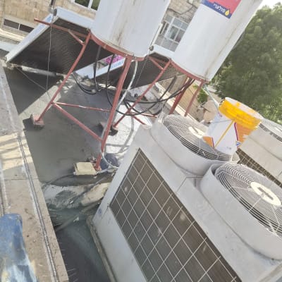 מערכת חימום סולארית על גג עם חומרי איטום