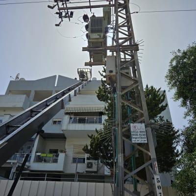 דוד שמש על גג בניין עם אנטנה