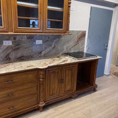 שיש עם דוגמת גלים בצבעים חום ואפור