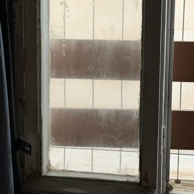 חלון עם זכוכית סדוקה ומסגרת ישנה