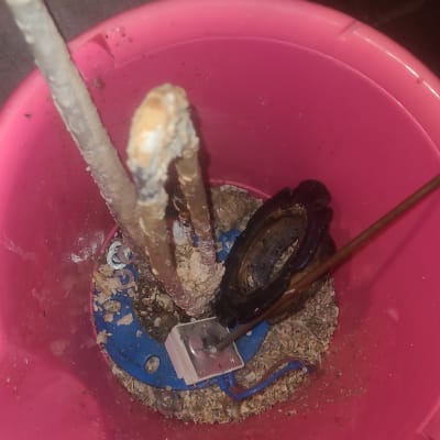 חלקי דוד שמש עם אבנית בתוך דלי ורוד