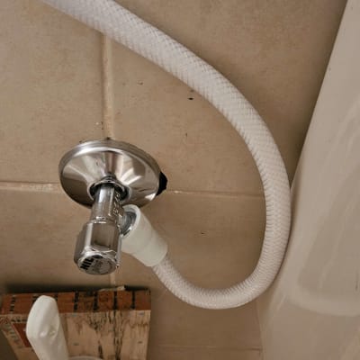 צינור מים מחובר לשסתום מתכת על קיר