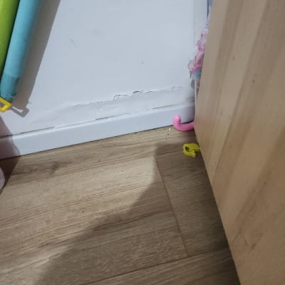 קיר עם סימני רטיבות ליד הרצפה