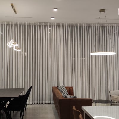 וילונות לבנים תלויים מהתקרה עד הרצפה