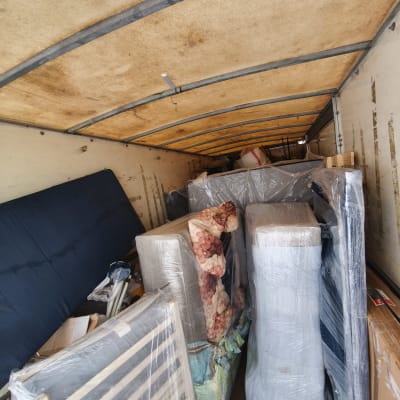 חפצים עטופים במשאית הובלה