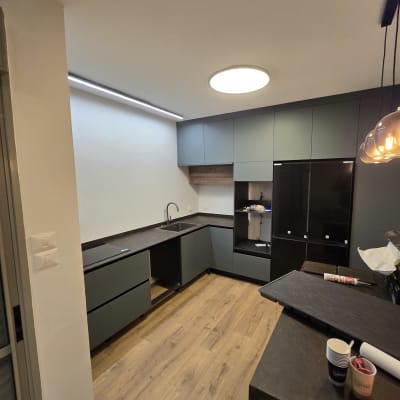 מטבח חדש עם ארונות כהים ומשטח עבודה מעץ