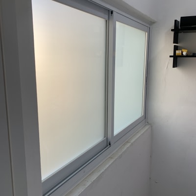 חלון אלומיניום עם זכוכית חלבית