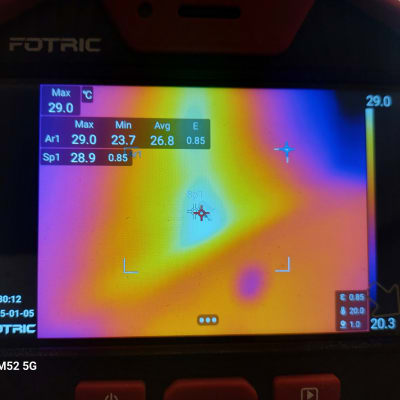 תצוגת מצלמה תרמית עם נתוני טמפרטורה