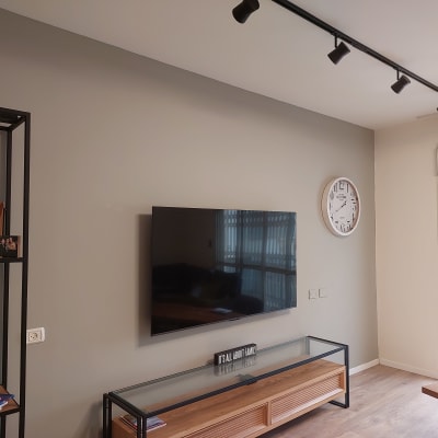 קיר צבוע עם טלוויזיה ושעון קיר