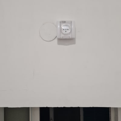 שקע חשמל מותקן על קיר לבן