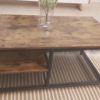 שולחן עץ עם רגלי מתכת ורשת תחתונה