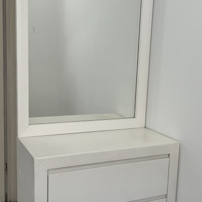 שידה עם מראה לבנה בפינת חדר