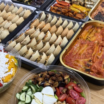 מגשי אוכל עם ירקות, פסטה וסלטים מגוונים